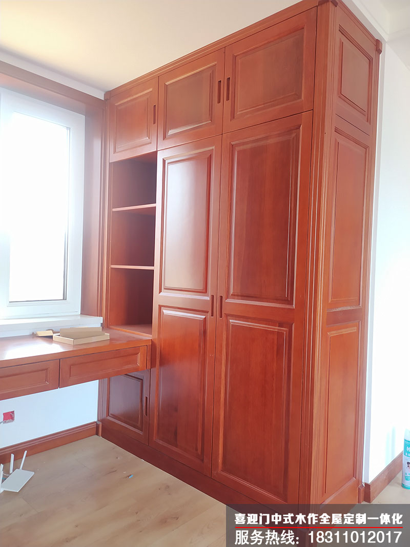 中式别墅卧室书桌以及实木衣柜的整体安装